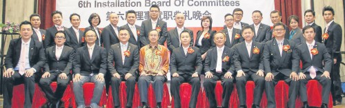 青創(chuàng)會理事與嘉賓鄭可揚(左五)相聚。(馬來西亞《南洋商報》)