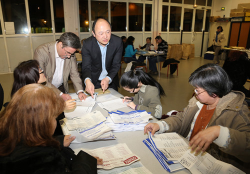 陳文雄在監(jiān)督計票。(法國《歐洲時報》/孔帆