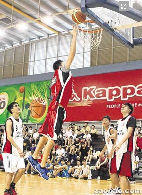 新加坡國家隊隊員6日在“宗鄉(xiāng)青年體育節(jié)2014”開幕儀式上進行友誼賽。(新加坡《聯(lián)合早報》/蔡婉婷