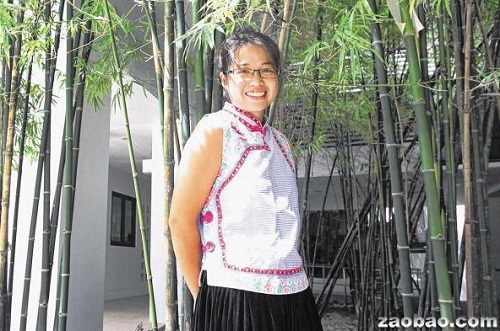 穿上云南民族服裝的陳純恩,很感激父母所給予她的不一般教育和經(jīng)歷。(新加坡《聯(lián)合早報(bào)》/鄺啟聰