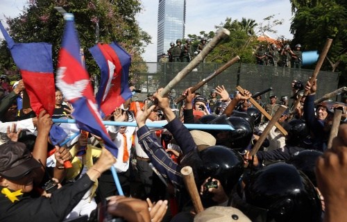 示威者與市政府保安人員互相攻擊。(柬埔寨《星洲日報》)