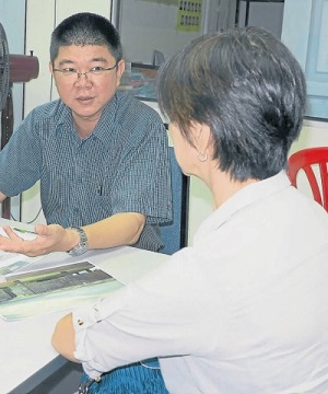 黃秀英(背向鏡頭)向陳仲祥講述兒子向阿窿借貸而被拖累,要求阿窿勿再騷擾她。(馬來(lái)西亞《南洋商報(bào)》)