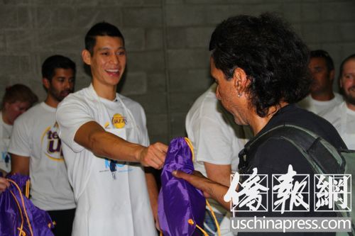 林書豪發(fā)放清潔大禮包。(美國《僑報(bào)》/周慧一