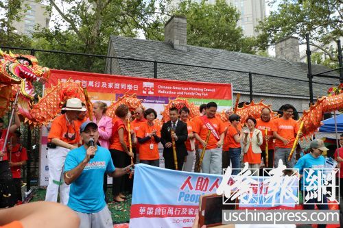 民選官員們正式宣布百萬行拉開帷幕。(美國《僑報》/蘇夏竹