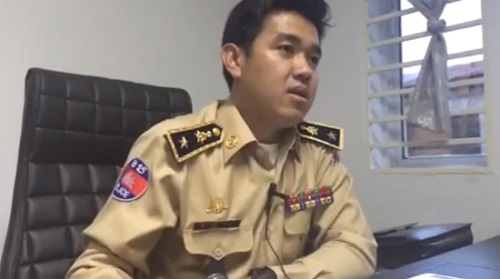 金邊警察局副局長波隆松主持記者會。(柬埔寨《星洲日報》)