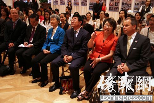 出席葉劍英元帥史跡詩(shī)詞展的嘉賓及社團(tuán)負(fù)責(zé)人。(美國(guó)《僑報(bào)》/邱晨