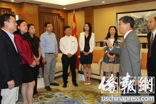 劉健總領(lǐng)事接受中資企業(yè)協(xié)會代表捐款。(美國《僑報》/周慧一