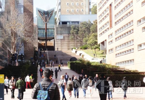 澳洲大學(xué)吸引著成千上萬的中國留學(xué)生前來就讀。(李馨宇
