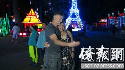 洛杉磯華人攜家?guī)Ь烨巴蹇h博覽會觀看中國花燈。(美國《僑報》/高睿