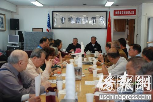 中國僑網(wǎng)“十一”國慶籌備委員會成員討論各項慶?;顒邮乱?。(美國《僑報》/吳卓明 攝)