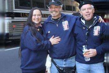 中國僑網(wǎng)卡利諾沃(中)。(美國《世界日報》援引卡利諾沃個人網(wǎng)站)