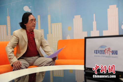 中國(guó)僑網(wǎng)9月17日,中國(guó)僑網(wǎng)聯(lián)合中新網(wǎng)特邀旅美著名華裔畫家王鑫生做客視頻訪談《人物對(duì)話間》。(田博川 攝)