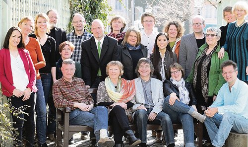 中國僑網王偉華不久前當選Schwetzingen市最年輕的議員。圖為她與市議員同事合影。(法國《歐洲時報》德國版/王偉華提供)