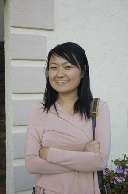 中國僑網(wǎng)江芳菁對于阿里巴巴的股票很有興趣,準(zhǔn)備觀察幾天再看看是否出手。(美國《世界日報(bào)》/李榮 攝)