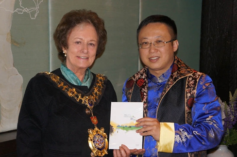 中國(guó)僑網(wǎng)貝學(xué)賢向倫敦嘉賓致贈(zèng)《相約廣西》宣傳片