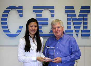 中國(guó)僑網(wǎng)圖為阿曼達(dá)·胡 2012年獲得CEM獎(jiǎng)。(美國(guó)僑報(bào)網(wǎng))