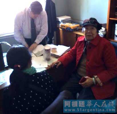 中國僑網(wǎng)一位84歲高齡的老僑劉高平老太太在外孫女的陪同下來到布市高級法院選民登記辦公室參加選民登記,創(chuàng)造了所有華人選民年齡最大的記錄。