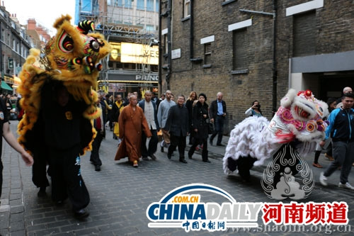中國僑網(wǎng)華人舞獅隊歡迎永信方丈一行