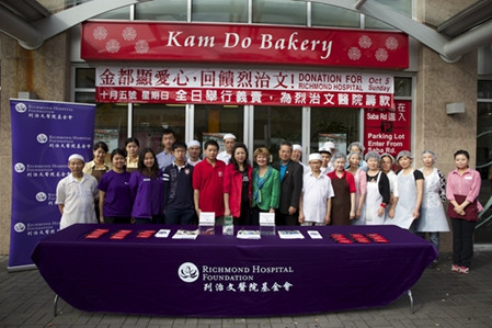 中國僑網(wǎng)義賣志愿者合影