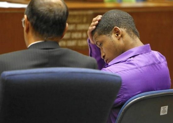 中國僑網(wǎng)博爾登(右)向囚犯吹噓偷車陰謀