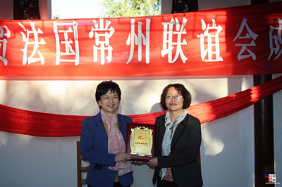 中國(guó)僑網(wǎng)市委常委、統(tǒng)戰(zhàn)部部長(zhǎng)張躍向石巧芳會(huì)長(zhǎng)授牌