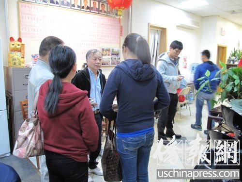 中國(guó)僑網(wǎng)滅門(mén)案女死者李海燕的弟弟李明發(fā)夫婦及親友10日到聯(lián)成公所向趙文笙求助。(美國(guó)《僑報(bào)》/葉永康 攝)