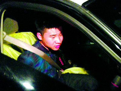 中國僑網周遠在高速公路飆車逃逸時被警方逮捕并押上警車。(美國《僑報》)