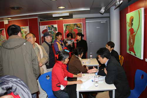 中國(guó)僑網(wǎng)義診現(xiàn)場(chǎng)。(法國(guó)《歐洲時(shí)報(bào)》/黃冠杰 攝)