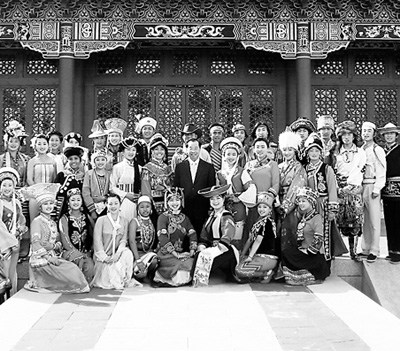 中國僑網(wǎng)雷學(xué)金(中)與中華民族園的少數(shù)民族演員合影