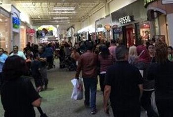 中國僑網(wǎng)購物人潮洶涌。(美國《世界日報》/張宏 攝)