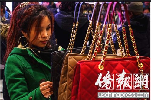 中國僑網(wǎng)華人黑色星期五認真選購商品。(美國《僑報》/宋?D 攝)