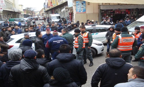 中國僑網(wǎng)中國駐匈牙利使館領(lǐng)事部官員親赴華商市場與檢查人員交涉。(匈牙利《歐洲論壇》)