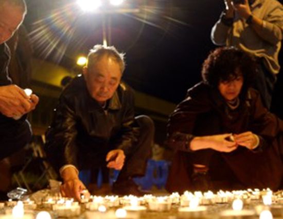 中國僑網人們點燃蠟燭悼念逝者亡靈。(意大利歐聯(lián)通訊社)