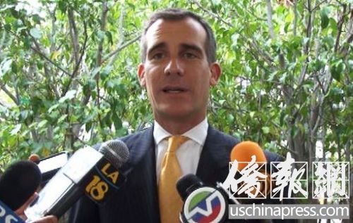 中國僑網(wǎng)洛杉磯市長賈希提在洛杉磯市府接受媒體訪問。(美國《僑報》/邱晨)