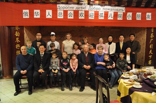 中國(guó)僑網(wǎng)捐贈(zèng)儀式后合影留念