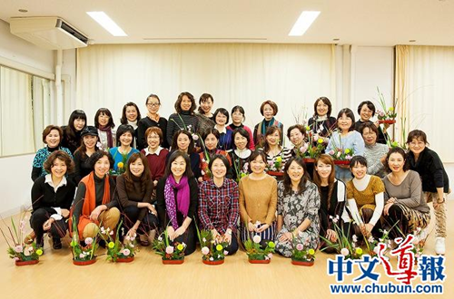 中國(guó)僑網(wǎng)花藝講座結(jié)束后歡樂(lè)合影(日本《中文導(dǎo)報(bào)》/潘遡 攝)