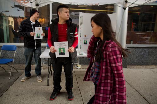 中國(guó)僑網(wǎng)志愿者們?yōu)閯⑽慕议L(zhǎng)籌款。(美國(guó)僑報(bào)網(wǎng)援引紐約時(shí)報(bào))