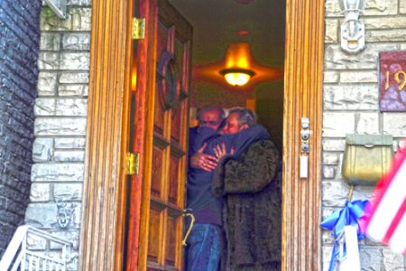 中國僑網(wǎng)2007年殉職警員父母與劉文健親屬揮淚擁抱。(美國《僑報》)