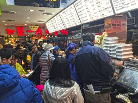 中國僑網紐約法拉盛餐館里華裔食客將餐館圍得水泄不通。(美國《僑報》/鄒斌 攝)