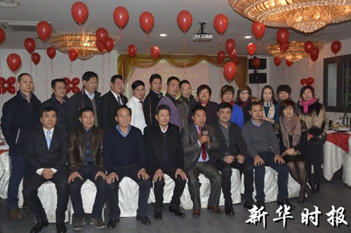 中國僑網(wǎng)文成會會長團成員向祖國人民拜年。(意大利《新華時報》)