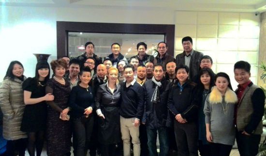 中國(guó)僑網(wǎng)出席意大利華人華僑慈善基金總會(huì)2014年年會(huì)的會(huì)長(zhǎng)團(tuán)主要成員合影(意大利歐聯(lián)通訊社)