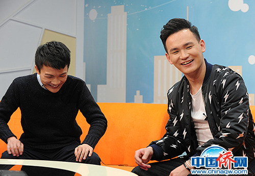 中國僑網(wǎng)周深和李維做客視頻訪談。李卿 攝