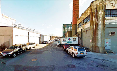 中國僑網(wǎng)圖中右邊建筑物擬被改建成游民收容所。(美國《星島日報(bào)》)