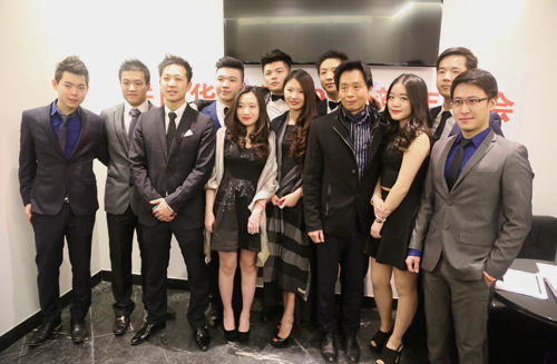 中國僑網(wǎng)“華二代”活動組委會成員。(法國《歐洲時報》/孔帆 攝)