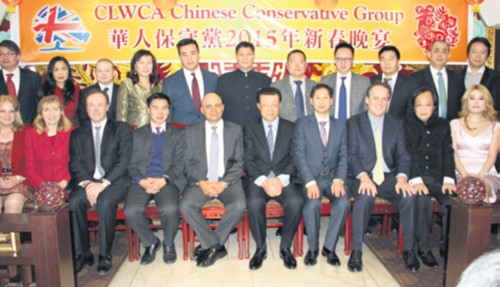 中國僑網(wǎng)晚宴與會人員合影留念。(法國《歐洲時報》英國版/嚴振羽 攝)