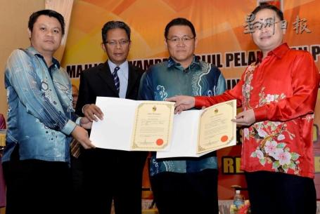 中國(guó)僑網(wǎng)魏家祥(右起)移交汝來新村村長(zhǎng)委任狀予俞熙龍;而末阿里則頒發(fā)委任狀給汝來新村村委會(huì)秘書侯國(guó)評(píng)。(馬來西亞《星洲日?qǐng)?bào)》)