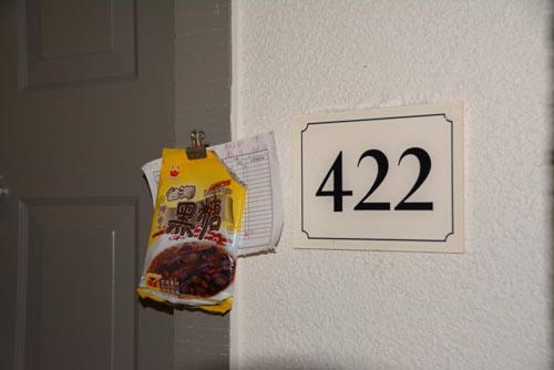 中國僑網(wǎng)位于庫卡蒙加牧場維多利亞花園購物中心附近一月子中心門口放有月子餐單及紅糖。(美國《世界日報》/啟鉻 攝)