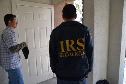 中國僑網(wǎng)洛杉磯國稅局探員3日在對一家月子中心檢查后準備進行下一個月子中心檢查。(美國《世界日報》/啟鉻 攝)