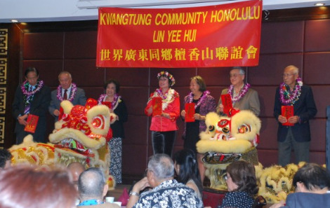 中國僑網(wǎng)夏威夷廣東同鄉(xiāng)聯(lián)誼會(huì)新理事接福納祥。(美國《世界日?qǐng)?bào)》/陳艷群 攝)