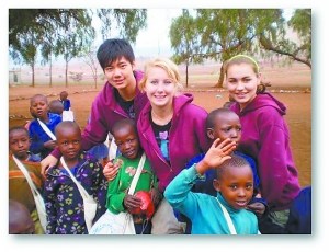 中國(guó)僑網(wǎng)佘嘉浚留學(xué)時(shí)前往非洲坦桑尼亞志愿服務(wù)